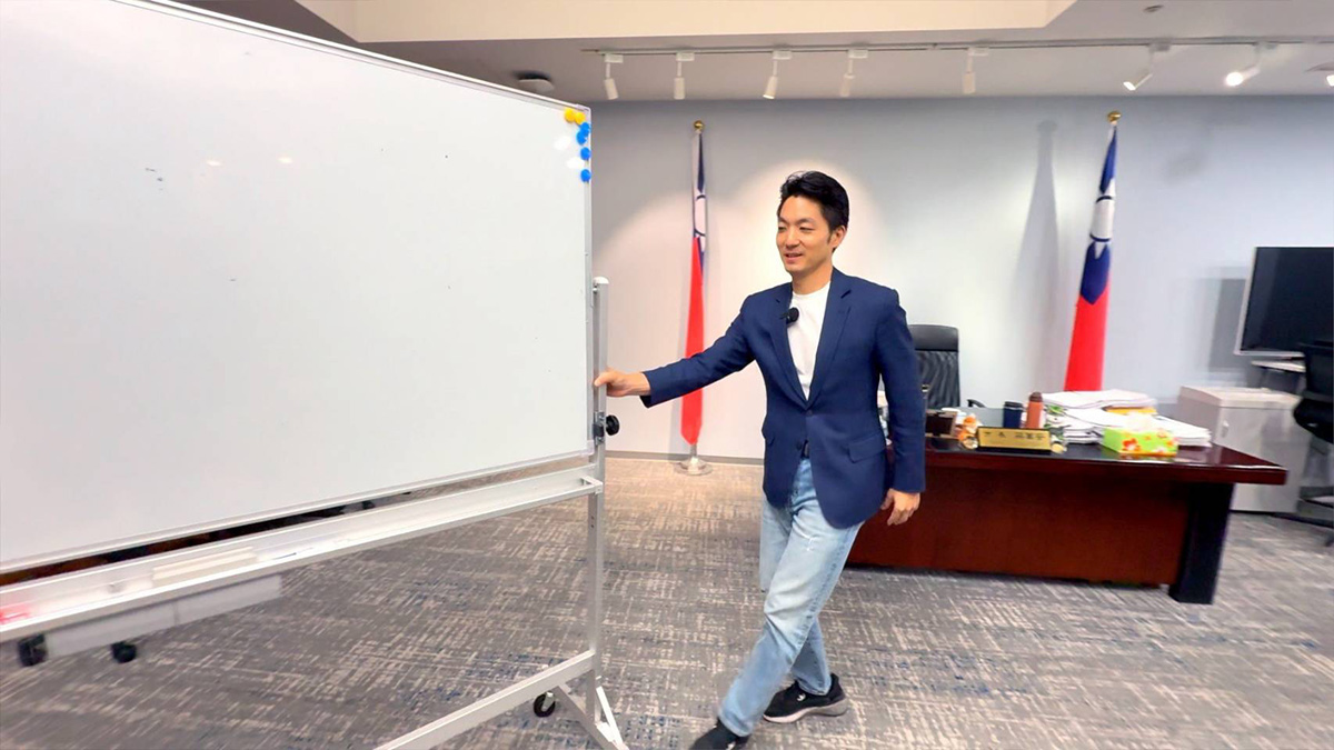  蔣萬安和幕僚開會習慣寫板書做總結，這次採訪便目睹他親自拉白板。