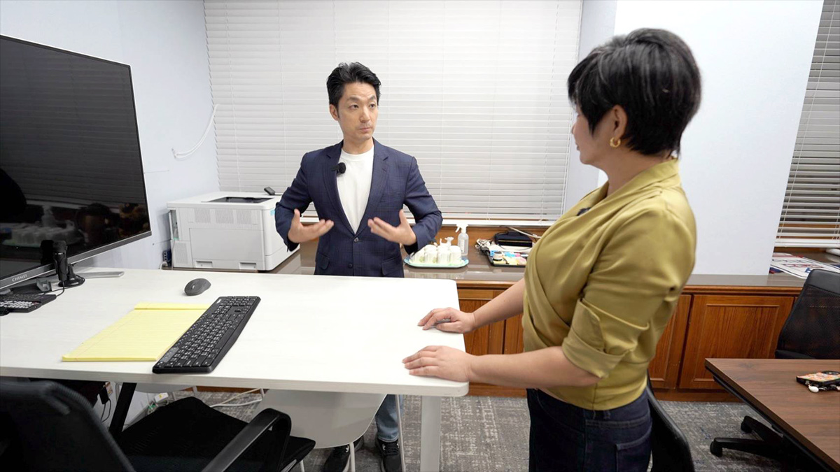 蔣萬安辦公室有個角落，設計成高桌。他說偶爾要站著辦公，伸展身體。