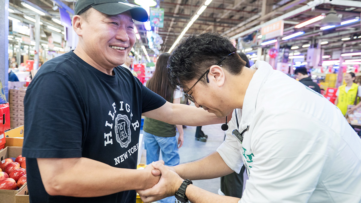 在Threads上不少網友暱稱沈伯洋為「君子」，原來民眾一叫他，他總會先微微鞠躬，再上前握手