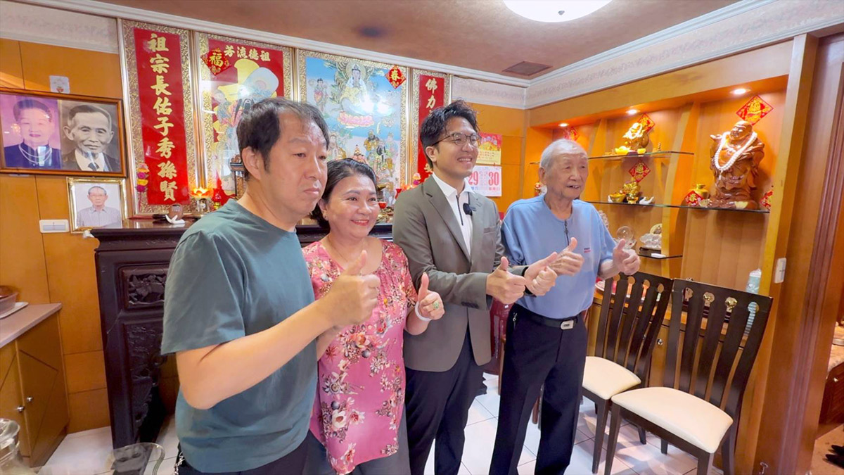 沈伯洋老家的神明桌前。他以前在這陪阿公、姑婆和爸爸打麻將。