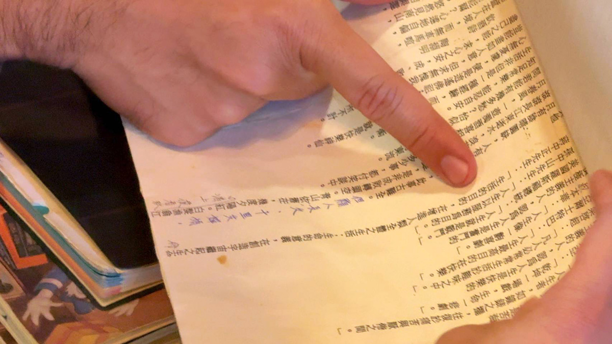 沈伯洋為寫作文剪貼了很多格言佳句，他手一指說，我還背過蔣中正的名言。