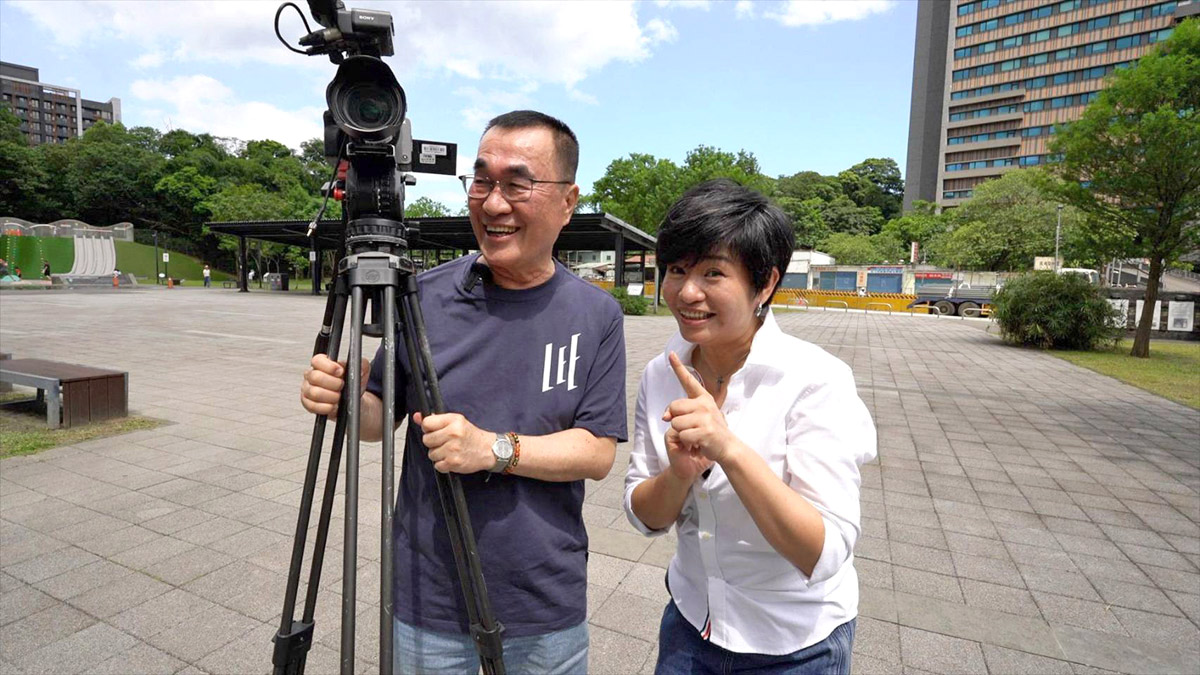 李四川幫忙記者扛起腳架，還先掂了掂重量，笑說自己是「做工的人」。
