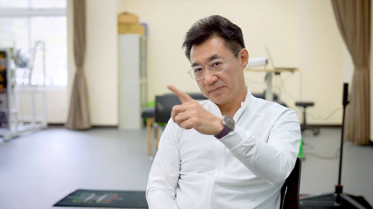TVBS江啟臣靠運動維持好身材，穿起西裝很修身。