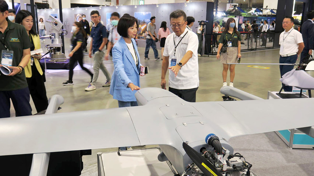 台中光學、機械、五金等傳產，將接上無人機供應鏈。無人機條例8月底通過，規劃6年編列2400億元預算。