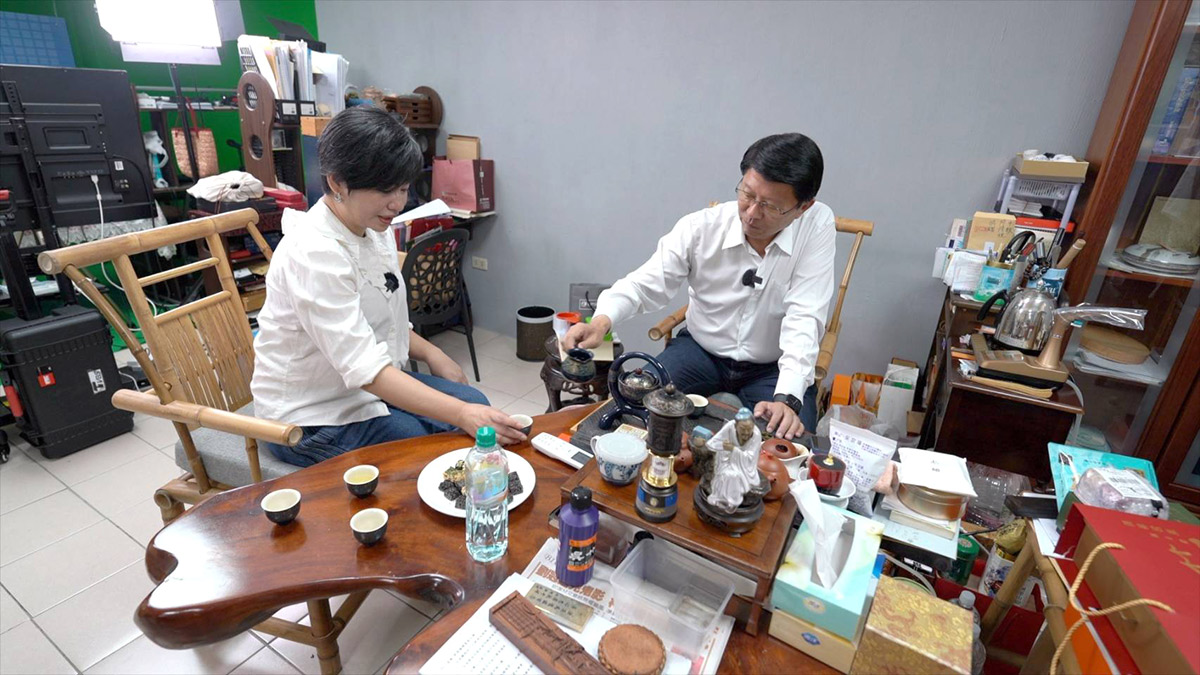 謝龍介說心情不管好不好，都要泡茶，問他選舉壓力大嗎？他回有熱情就不會。