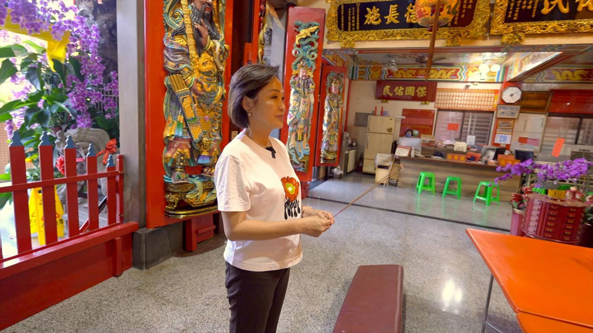 敢在鏡頭前翻白眼的柯志恩會在拜廟時不想麻煩別人。