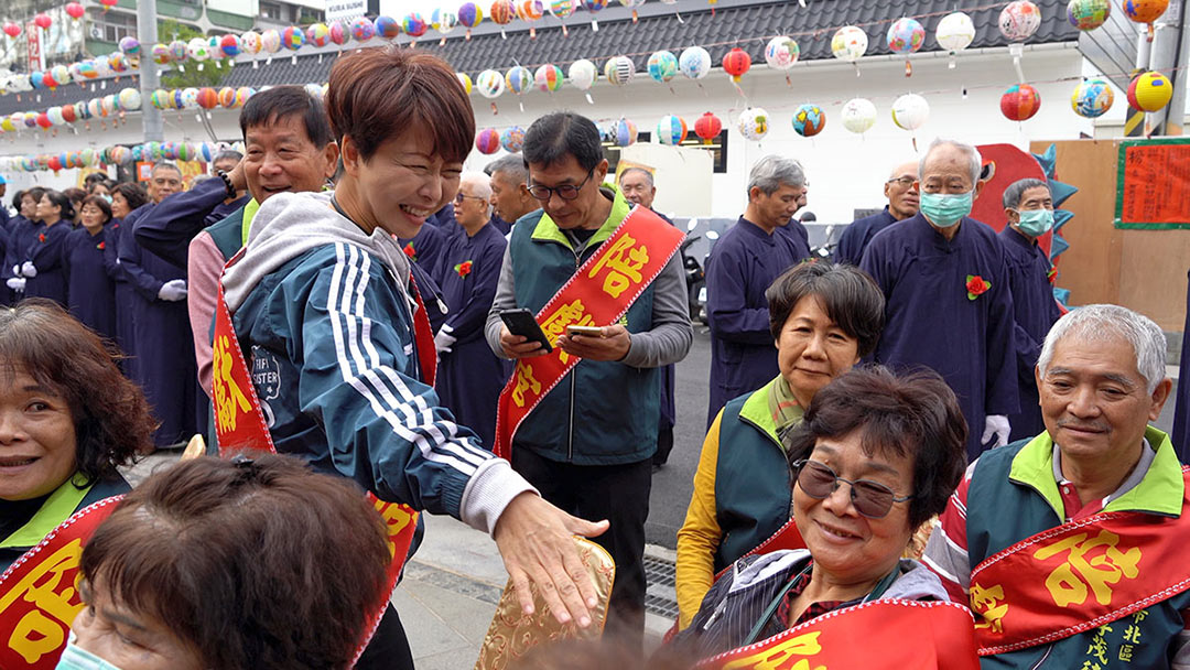 檯面下的六都戰——台南市 陳亭妃爭取黨內初選出線，除了化身妃妃姊姊、妃妃財神爺，還行腳走遍台南廟宇。