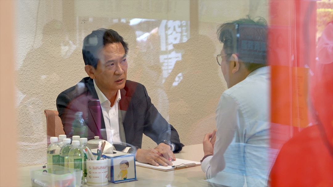 林俊憲為了面對選民，長年設立服務時間，之前還辦了「看板酒精路跑」創造話題。
