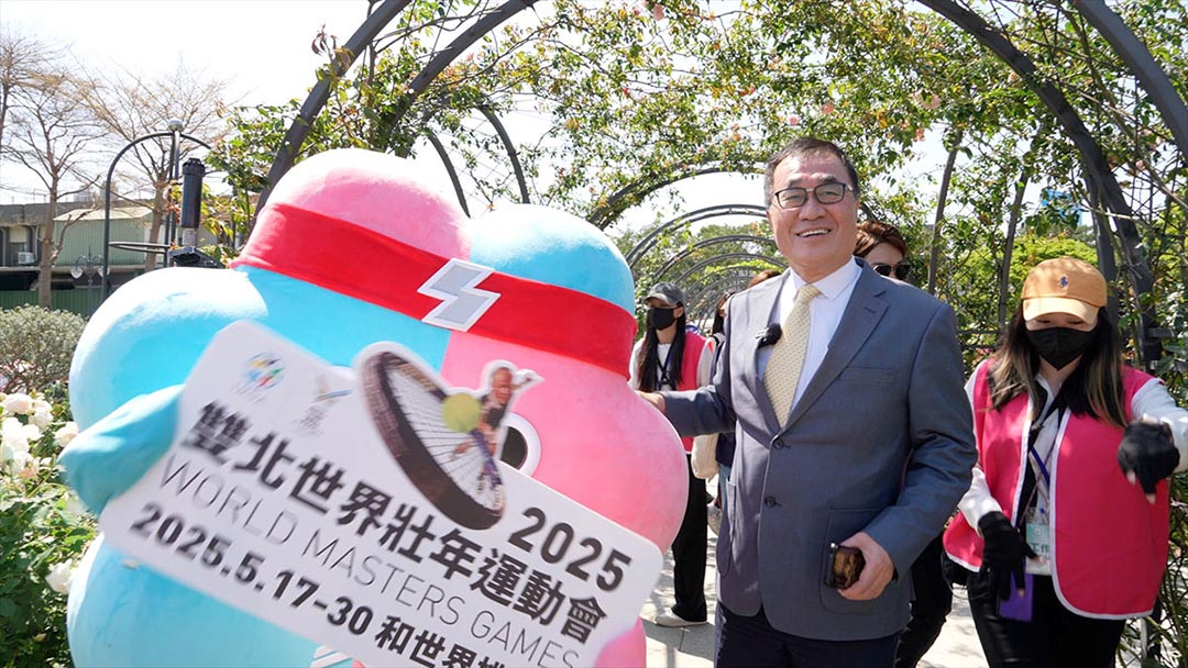 李四川三月參加玫瑰節活動，說自己是結婚滿40年的紅寶石婚，正在拚70年「頭昏」，平時靠魔性幽默吸川粉。