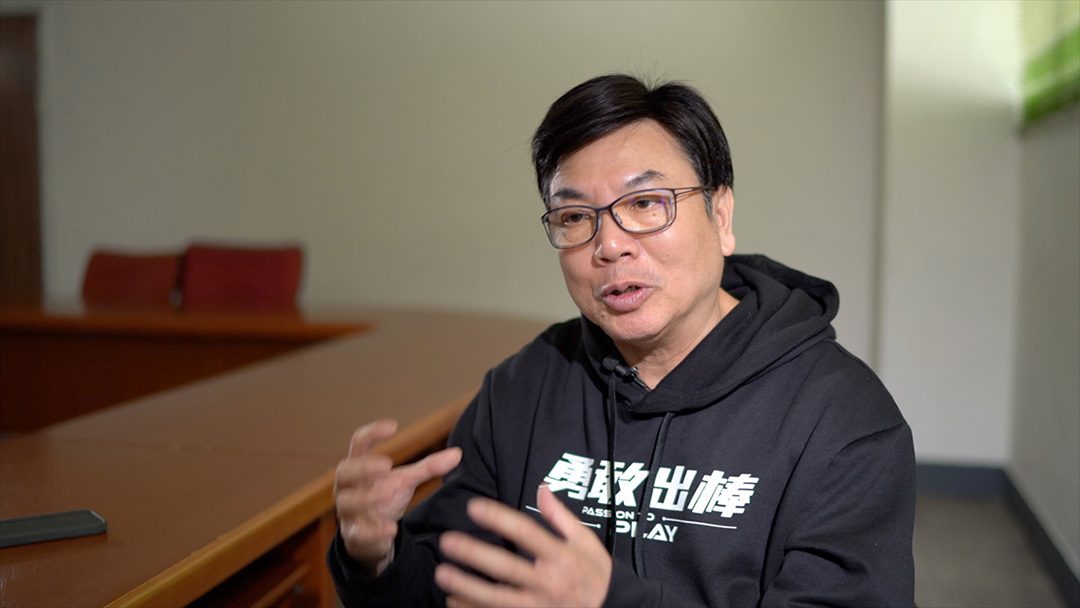 在新北磨練37年的劉和然,穿著「勇敢出棒」的帽T被解讀為為參選做準備。