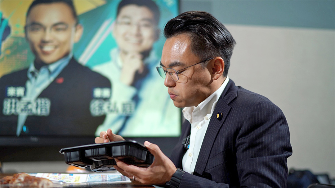 洪孟楷靠著飲食控制和熱愛運動，兩年前自練腹肌當成40歲生日禮物，因此又被叫腹肌立委。