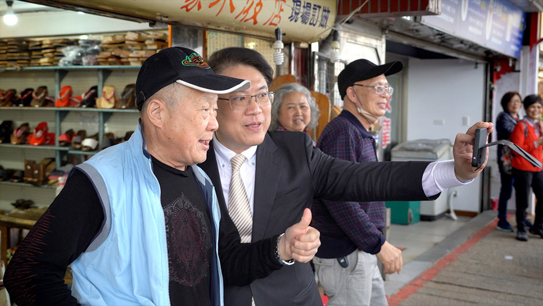 參加新北淡水的宮廟活動，林右昌被民眾拱著選新北市長。