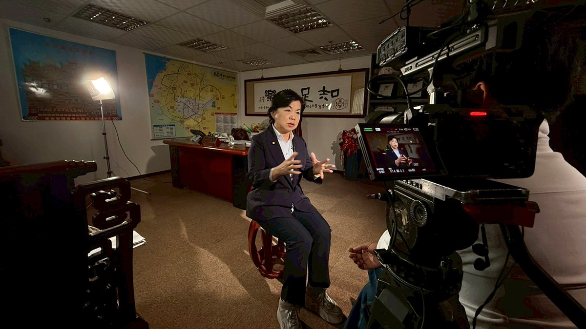  楊瓊瓔勤跑像人肉打卡機，從立法院跑到選區、從問政跳到協調，幾乎不關機。