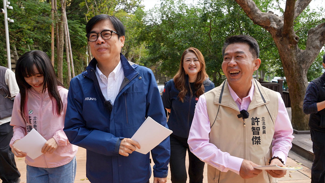 許智傑(右)和高雄市長陳其邁(左)是雄中同班同學。