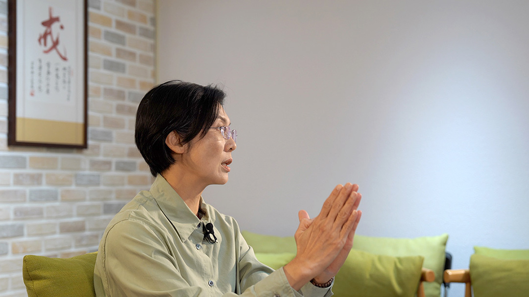 林岱樺是佛教徒,長期吃素快30年,後牆上掛著「戒」字,雙手合十以慈悲護生。