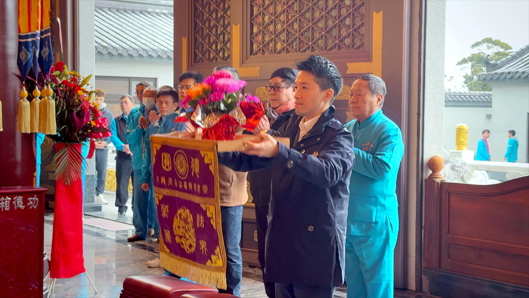 總統府副祕書長何志偉出席桃園大溪的九龍天台山圓德慈惠堂，並代表總統贈「護國佑民」墨寶。