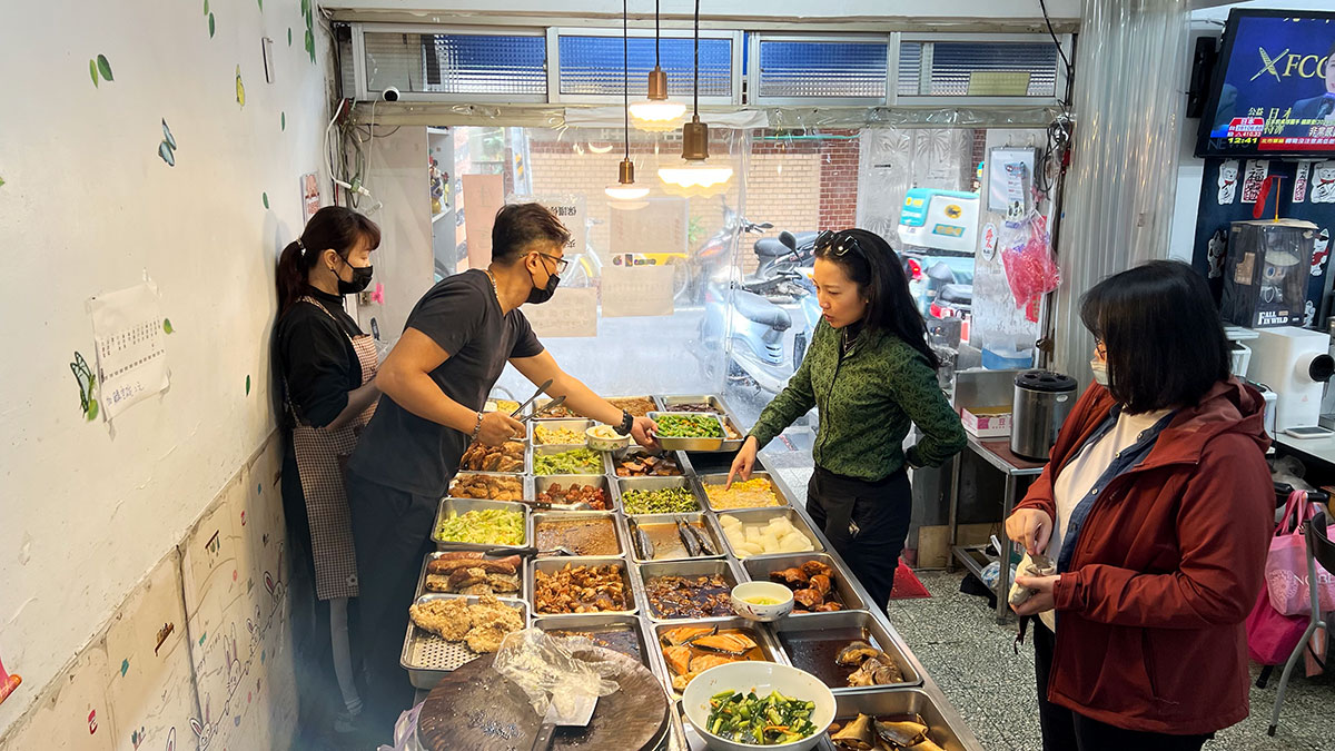 肉鯽仔過往是自助餐店愛用菜色之一,營養美味,價格也很平價。(圖/陳詩璧攝)