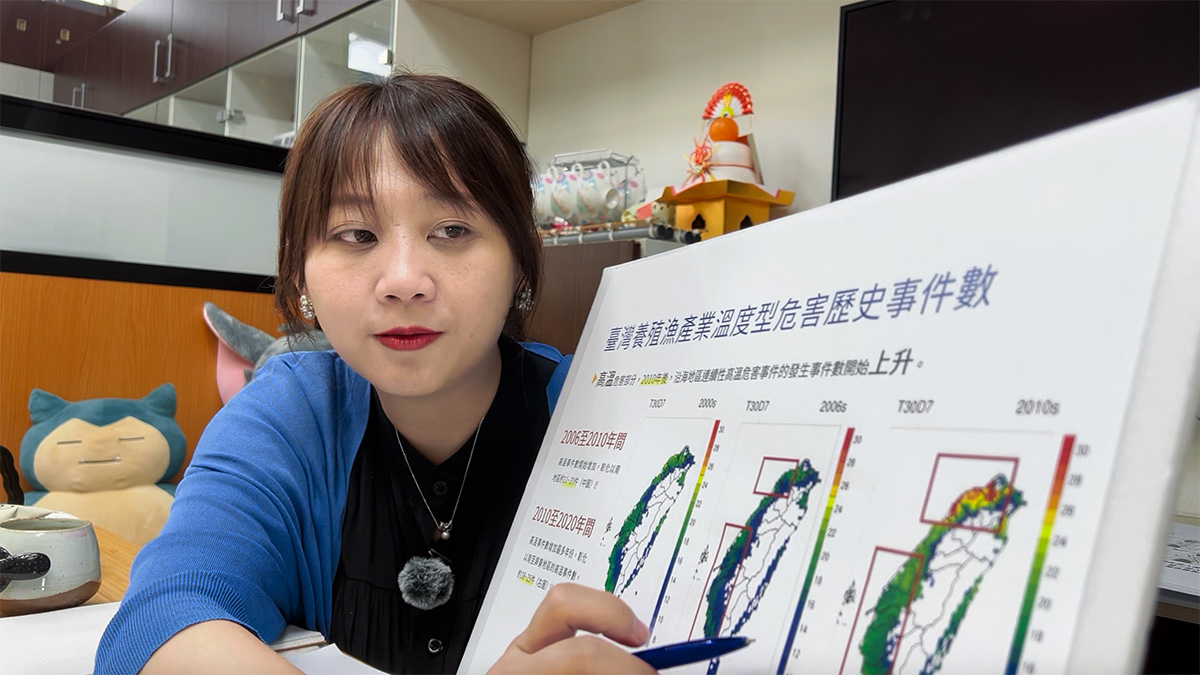 侯清賢教授將數據導入情境試算。(圖/陳詩璧攝)