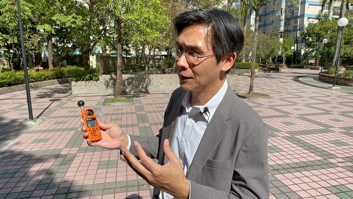 成功大學建築系教授林子平在台北市大直測量溫度及風速。(圖/華子琛攝)
