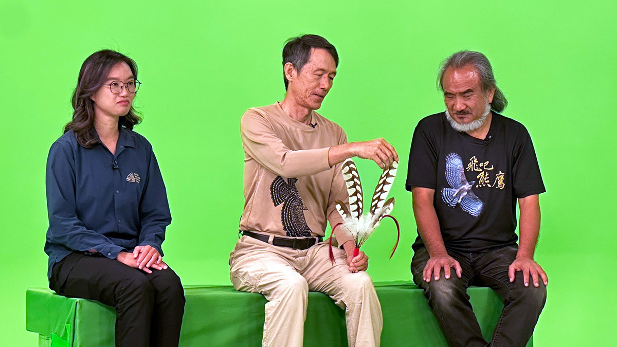 孫元勳教授(中)特別帶熊鷹羽毛北上,談熊鷹羽毛的珍貴及仿生羽毛的必要。(圖/陳詩璧攝)