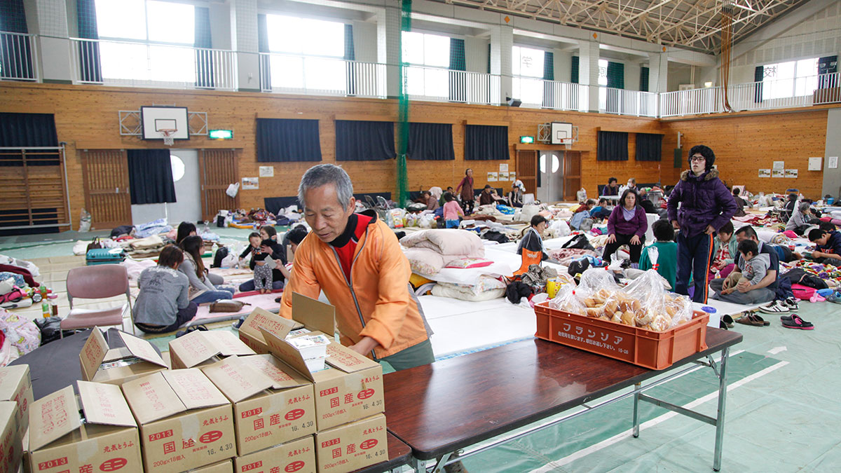 南海海槽地震專題11/日本避難所食物供應不足，有部分民眾每餐僅能分配1至2個麵包，圖為強震後避難所熊本益城體育館。