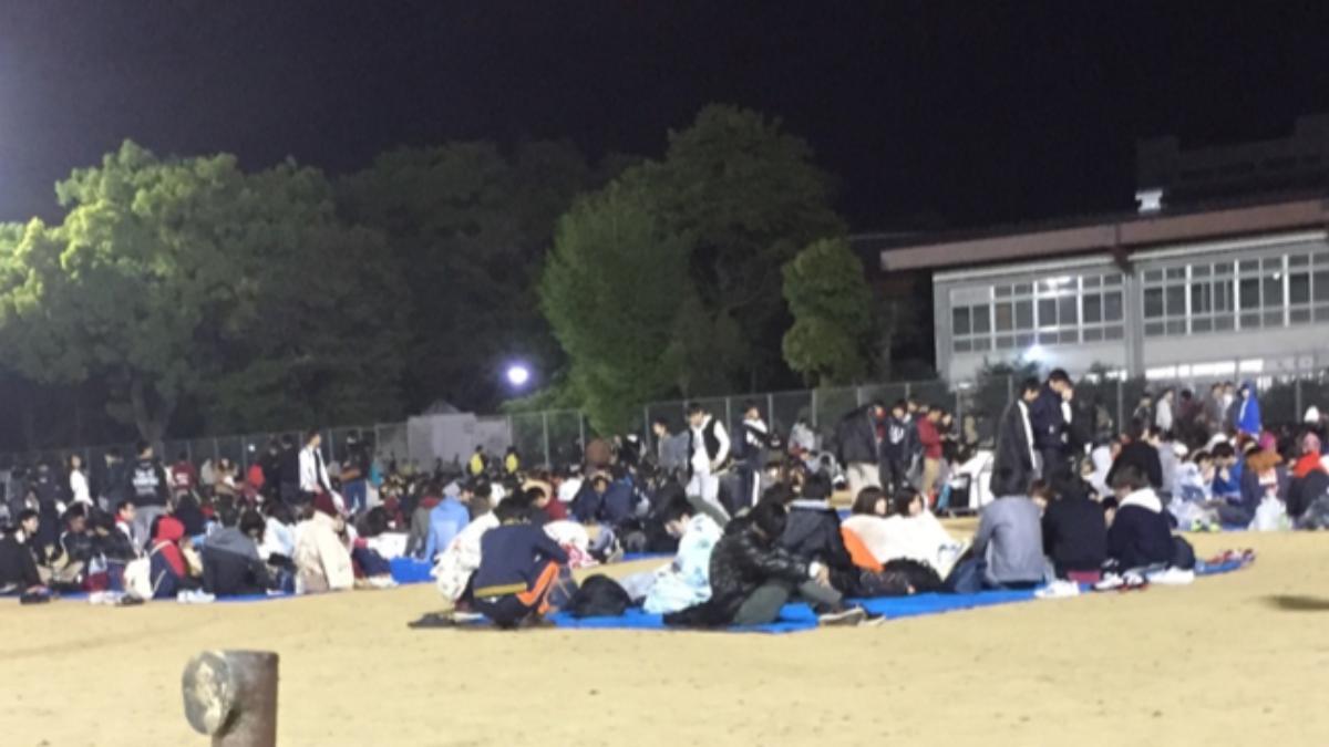  南海海槽地震專題12/9年前熊本地震前震當天正好在進行大學迎新活動，一開始年輕學生被安排在戶外避難。（圖／熊本大學數位資料庫提供）