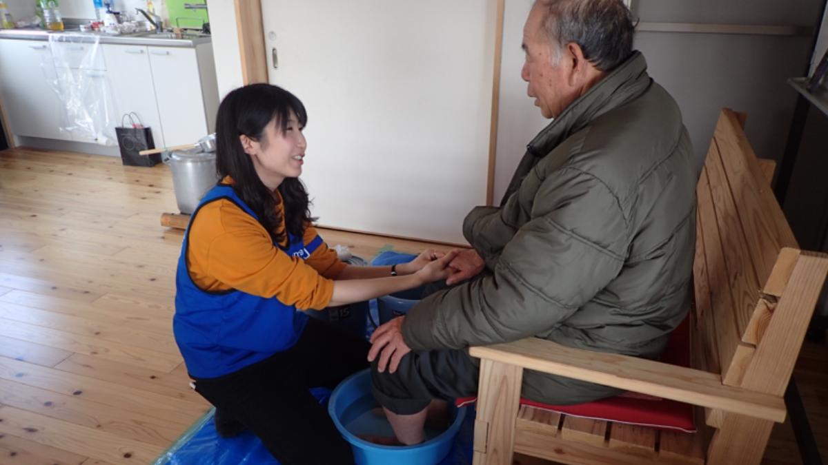 南海海槽地震專題12/熊助組的學生擔任足湯志工。（圖／熊本大學數位資料庫提供）