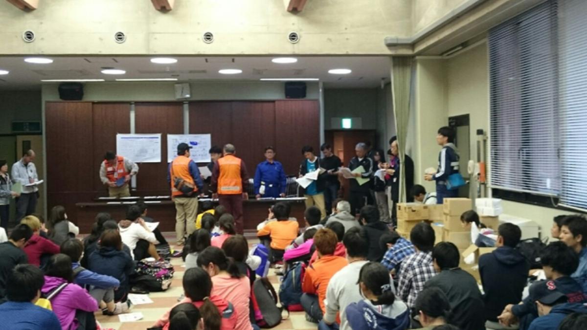 南海海槽地震專題12/熊本大學生們積極參與災害支援活動。（圖／熊本大學數位資料庫提供）