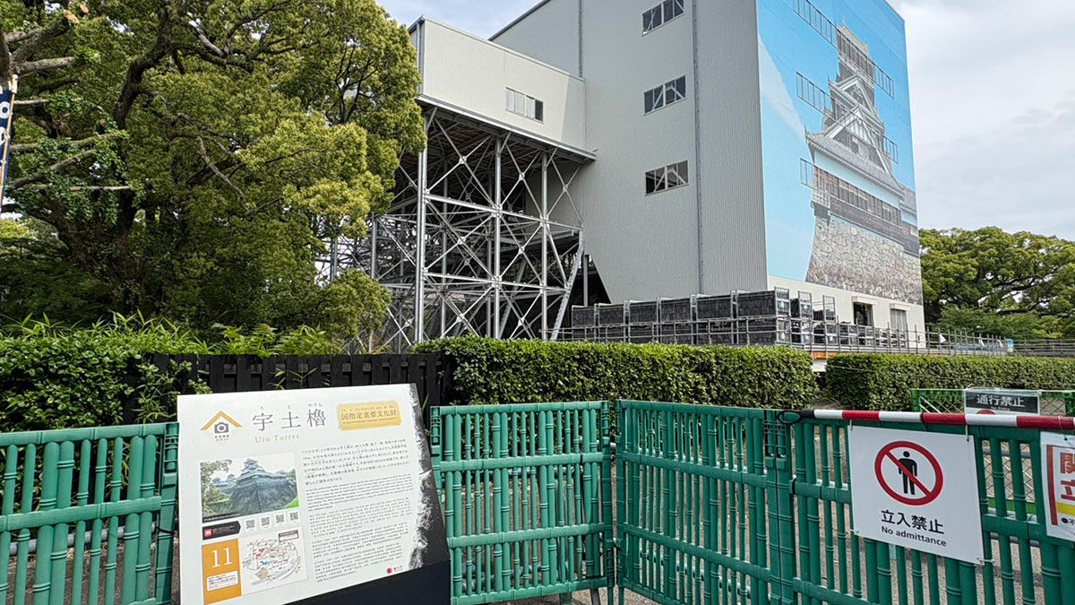 南海海槽地震專題14／熊本城的宇土櫓在熊本兩次震度7的地震中嚴重損壞，官方選擇解體後，在臨時鐵皮屋中組合重建。