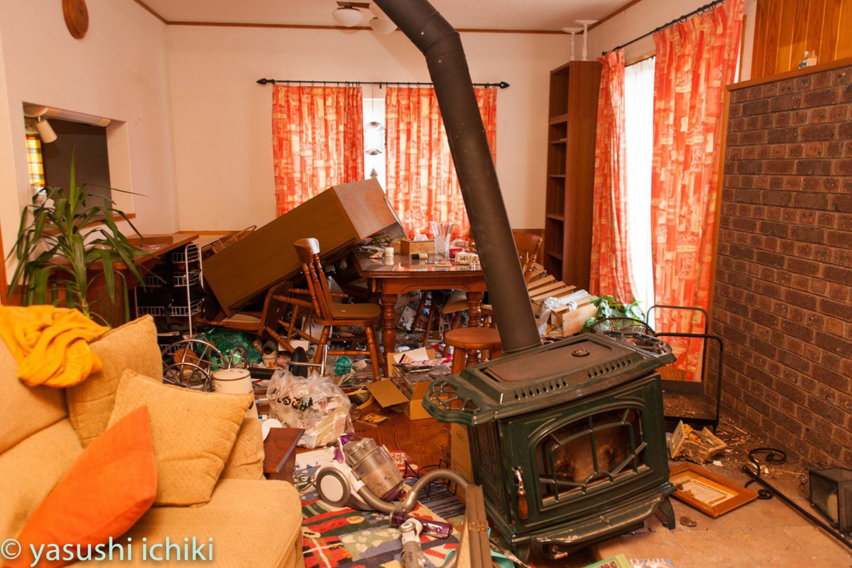南海海槽地震專題6/震後一木康家中的櫥櫃全倒，就連沉重的暖爐都移位。