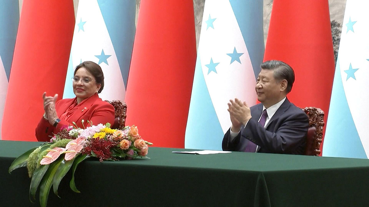與台灣斷交後，宏都拉斯總統卡斯楚6月赴北京訪問，與中共領導人習近平會面。