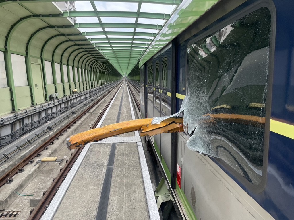 施工建案的吊臂砸穿行進中的台中捷運列車，畫面觸目驚心。