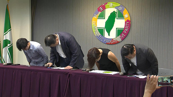 民進黨前黨工遭性騷被吃案，祕書長許立明（左二）帶領向受害者鞠躬道歉。
