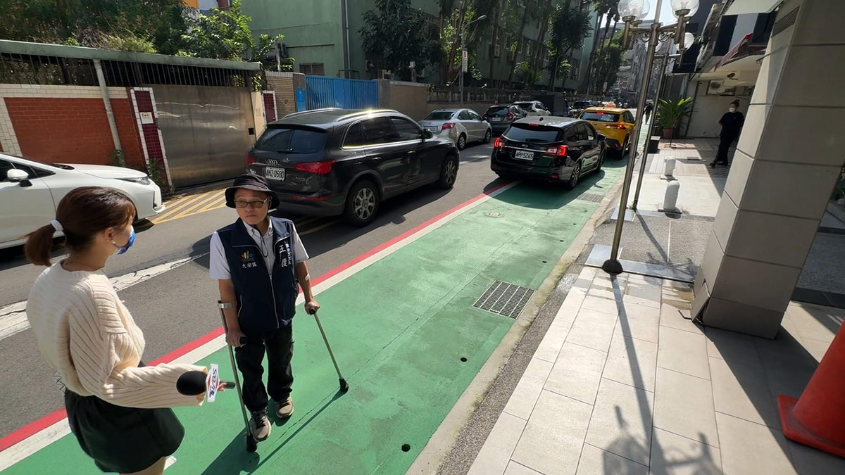 呼應還路於民的用路趨勢，中山區敦安里長王復（右）爭取增設行人斑馬線。