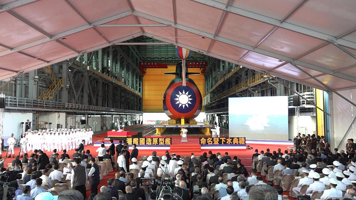 海鯤潛艦下水典禮被在野黨形容是政治下水，距離海上測試仍有考驗。