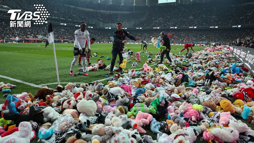 土國地震民眾怒喊政府下台　足球賽拋絨毛娃娃助災區孩童