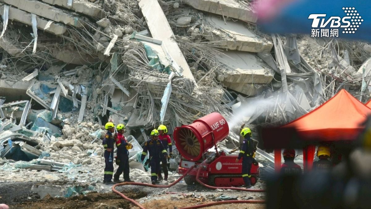 興建中的泰國曼谷審計大樓因緬甸7.7強震引發劇烈搖晃倒塌,多人遭活埋,救援機具持續清理瓦礫。(攝影/華子琛)