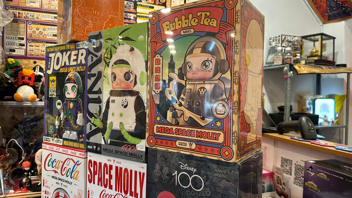 Molly系列延伸出可口可樂、迪士尼等跨界聯名款,成為亞洲潮玩最具代表性的合作IP。