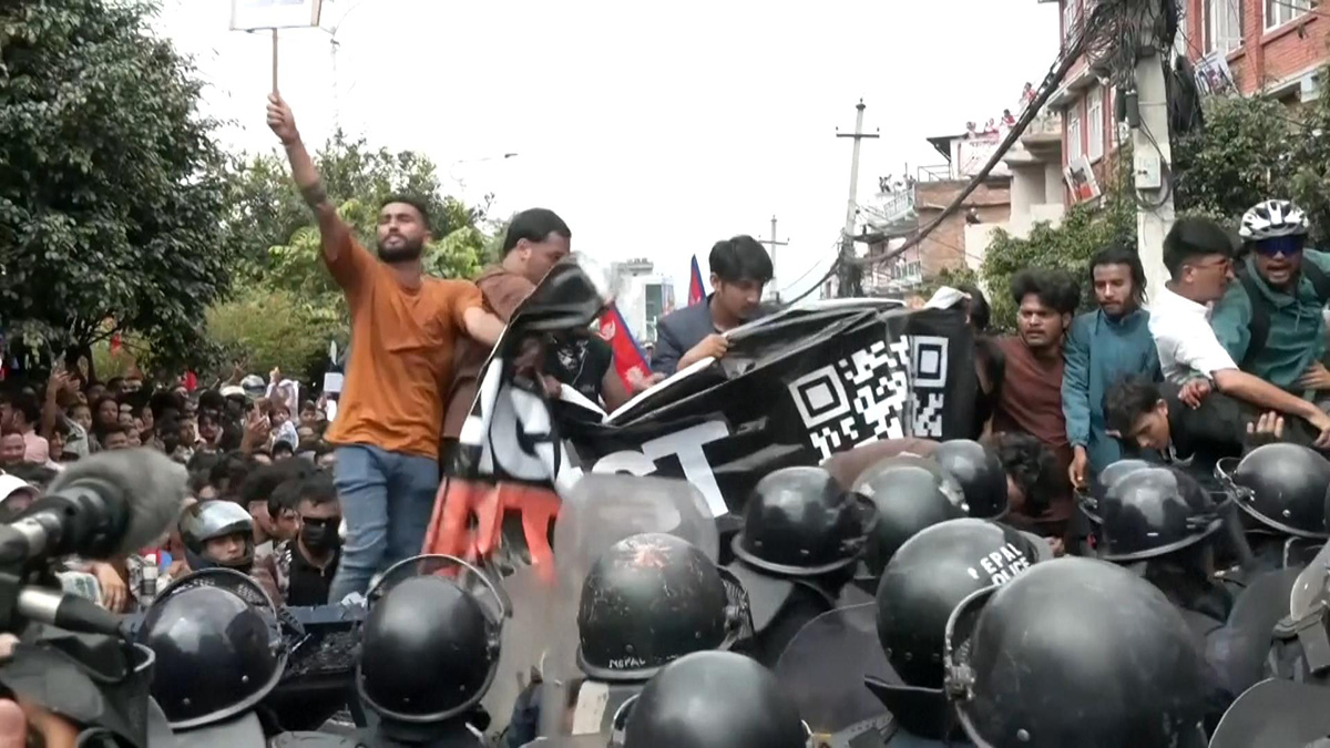尼泊爾青年9月抗議政府封鎖26個社群平台,與鎮暴警力爆發流血衝突,造成72死。