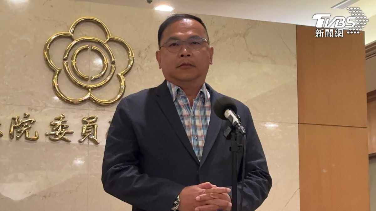 民進黨立委王義川針對盧秀燕勘災時引發的「粉底液事件」的評論,引發爭議。(潘袁詩羽攝)