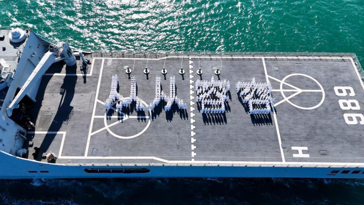 中國海軍軍校學員在軍艦上擺出「從從容容」和「游刃有餘」。(圖/新華社)