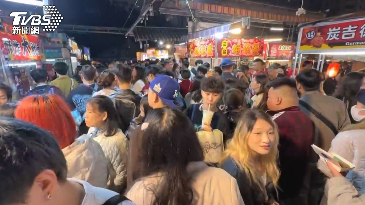 TWICE開唱後,演唱會觀眾擠爆夜市。(圖/TVBS)
