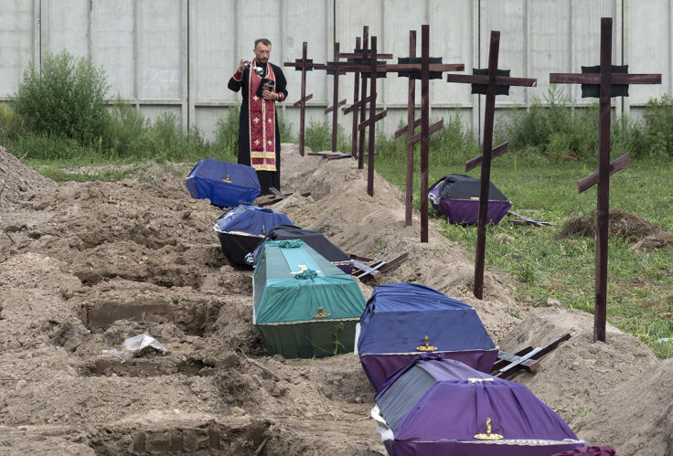 TVBS俄烏戰不停專題/牧師為布查遭屠殺的罹難者禱告。