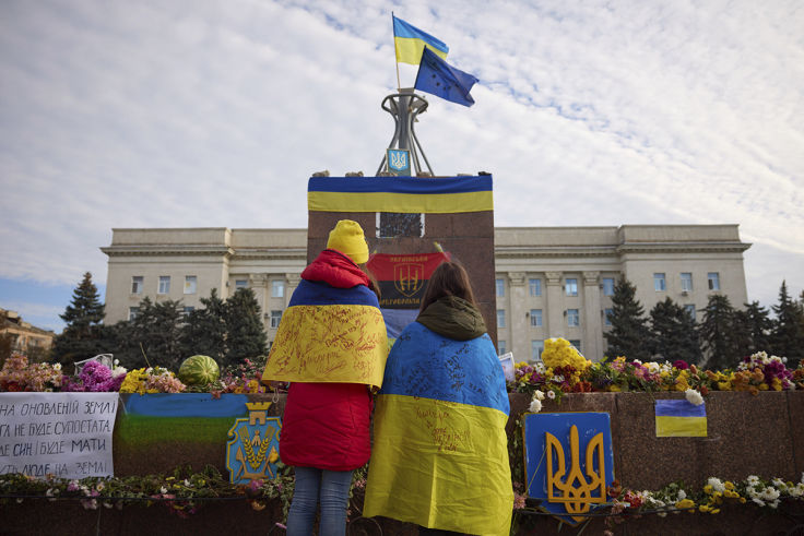 TVBS俄烏戰不停專題/烏軍收復赫爾松，市區街道再度揚起烏克蘭國旗。（圖／達志影像美聯社）