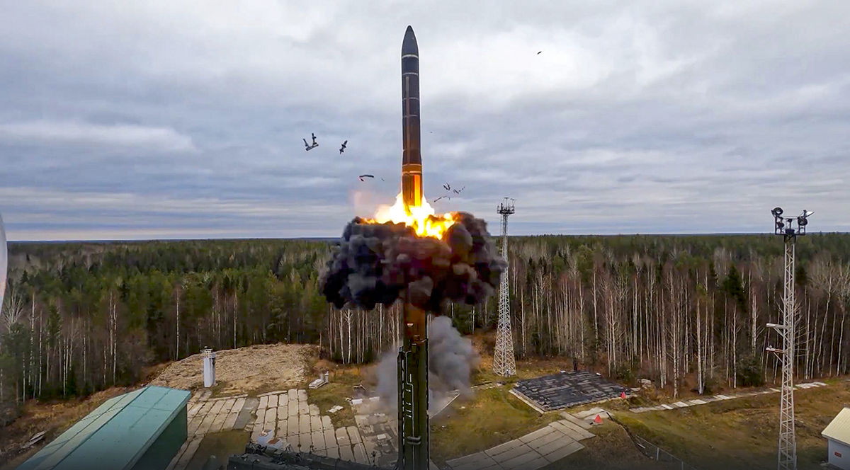 TVBS俄烏周年戰不停專題/俄國國防部宣稱，10月軍演中成功試射了可搭載核彈頭的亞爾斯（Yars）洲際彈道飛彈。（圖／達志影像美聯社）