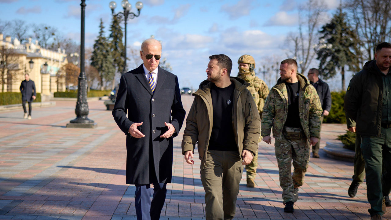 TVBS俄烏戰不停專題/美國總統拜登（左）與烏克蘭總統澤倫斯基（右）並肩現身基輔街頭