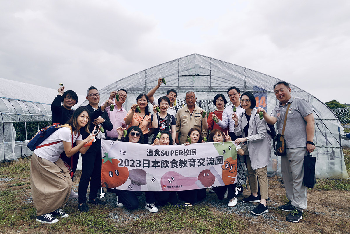 灃食SUPER校廚也親自採摘和品嚐了生青椒的風味，品種與台灣不同，嗆辣味降低很多。（圖片來源：灃食教育基金會提供）