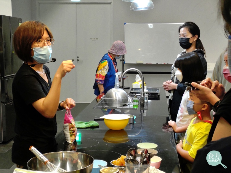 透過食物日，消費者能進一步認識台灣飲食文化與祭祀習俗，富含老祖宗豐富的惜食理念與生活智慧。也常在受邀的烘焙課程，推廣台灣稻米過剩加工製成的米榖粉，取代進口麵粉。（張語屏攝）