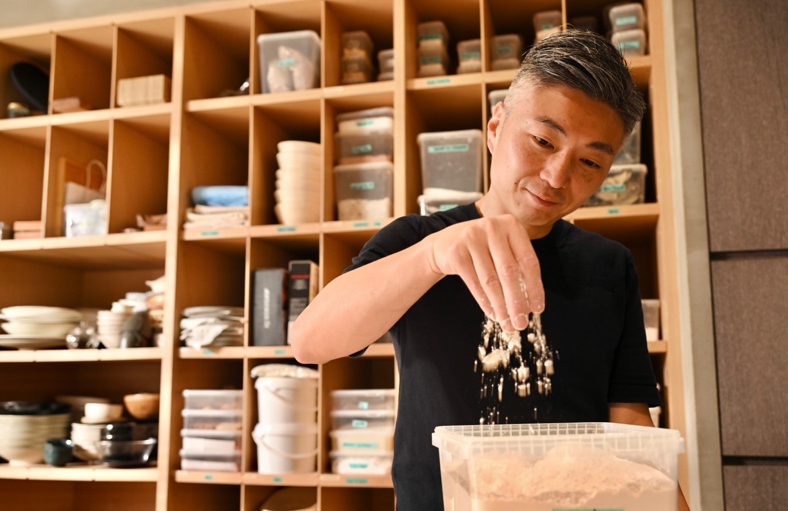 「MUME」主廚林泉（Richie Lin）在Studio進行台灣小麥麵包實驗。