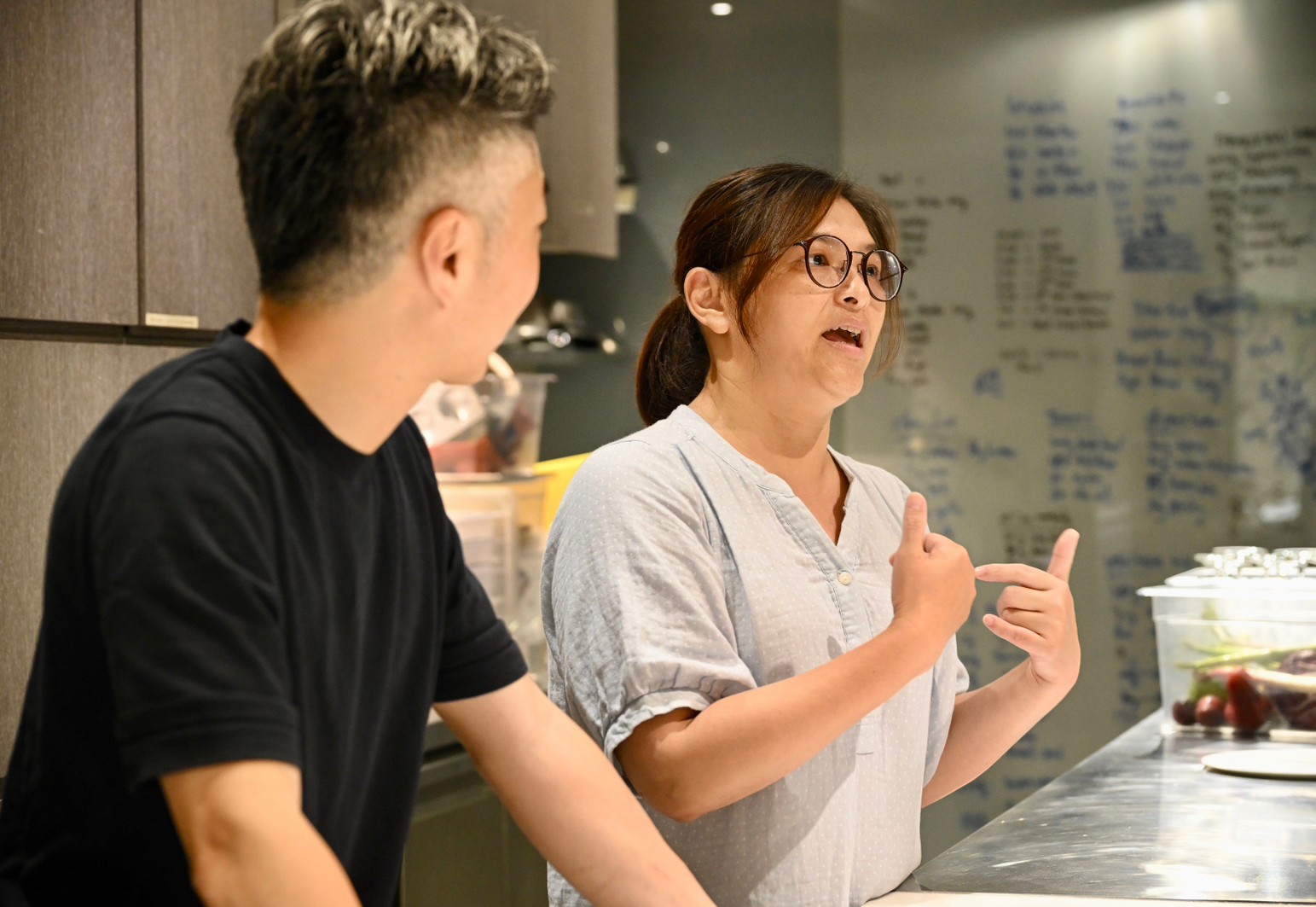 當主廚遇到食材獵人，林泉（Richie Lin）（左）和羅伊珊（右）的對話打破菜色研發的框架，想像力爆發。